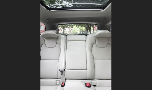 El V90 Cross Country es especial porque en casi todos los casos tiene más espacio interno, comodidades más refinadas y un uso más eficiente del combustible que los crossovers de BMW, Porsche y Audi. También es más atractivo en su conjunto. Aquellos tambié