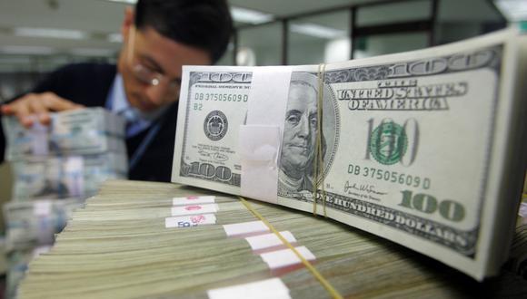El dólar cerró a la baja en el último día del año, a pesar de que en el terreno anual subió 4.05%. (Foto: Reuters)