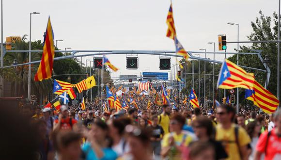 Manifestantes marchan en la avenida Paseo de Gracia durante la huelga general de Cataluña. (Foto: AFP)