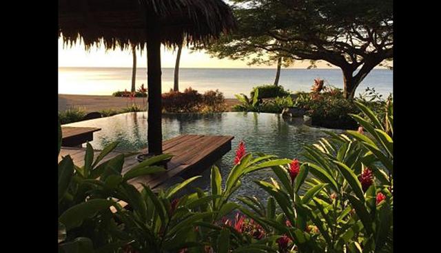 FOTO 4 | 4. Laucala Resort: 30.000 euros (Oceanía)

Ubicado en las Islas Fiyi, el complejo está situado en la zona más alta de una montaña y cuenta con 14 villas individuales con vistas sorprendentes a la naturaleza. Además de spa, gimnasio, jacuzzi y bañera externa, entre los servicios está un chef privado y niñera. Las piscinas del hotel merecen una mención a parte: además de ser el eje central de su ariquitectura y el factor que garantiza la privacidad de las villas, están consideradas las piscinas más impactantes del mundo.