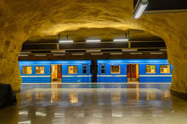 FOTO 16 | ESTACIÓN AKALLA
Inaugurada en 1977, esta estación también tiene arquitectura orgánica, pero con un color más expresivo. Es la última parada de la línea azul.