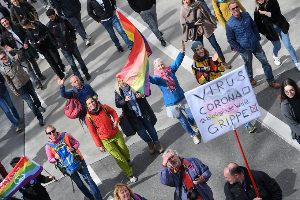 En las convocatorias anti-restricciones se congregan desde ciudadanos descontentos con esas medidas a seguidores de teorías de la conspiración y ultraderechistas. Imagen de una protesta en Stuttgart. (Texto: EFE / Foto: Reuters).