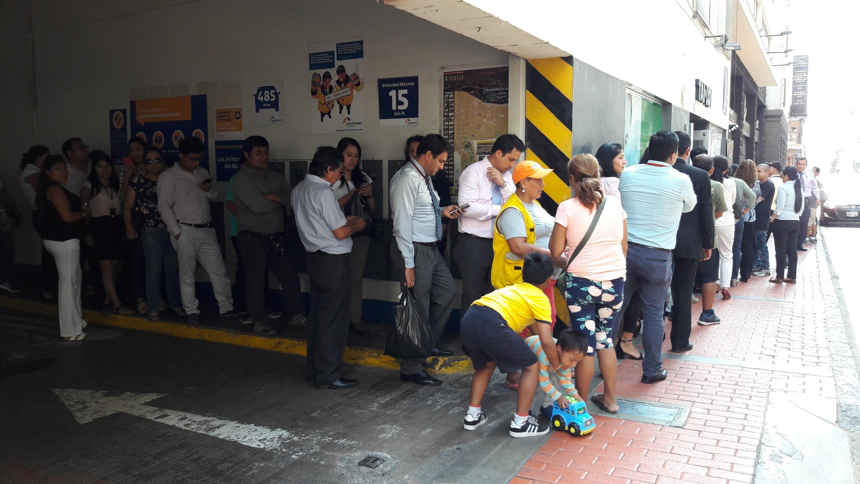 Ciudadanos hacen largas colas para obtener su álbum del Mundial Rusia 2018. (Foto: USI)