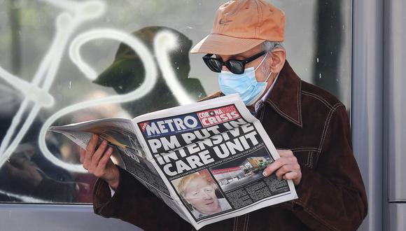 Un hombre lee las noticias sobre la condición del primer ministro británico Boris Johnson. (Foto: EFE).