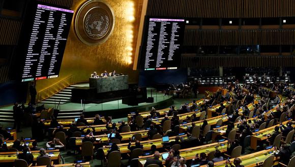 Los delegados votan en la sesión de emergencia de la Asamblea General de la ONU en Nueva York el 2 de marzo de 2022. (TIMOTEO A. CLARY / AFP).