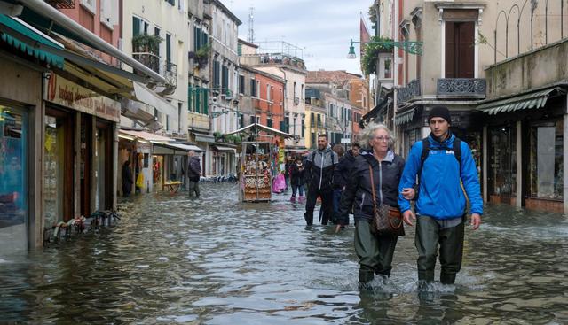 Los turistas vuelven a pasear por sus calles y por la plaza de San Marcos, clausurada el viernes con la llegada del “agua alta”. (Foto: Reuters)