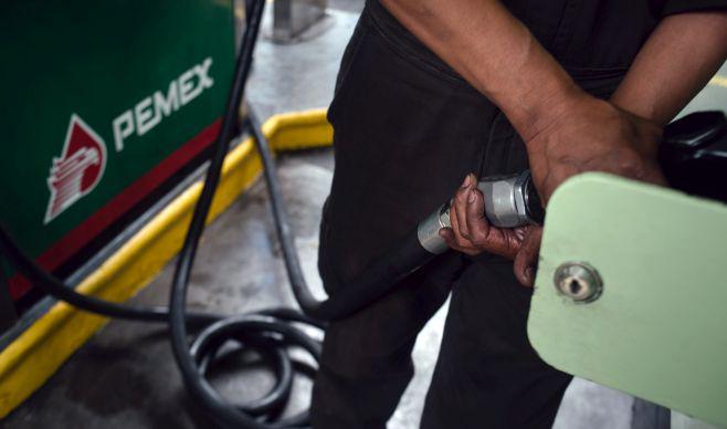 Fitch Ratings rebajó los bonos de Pemex la semana pasada a un nivel por encima de basura.