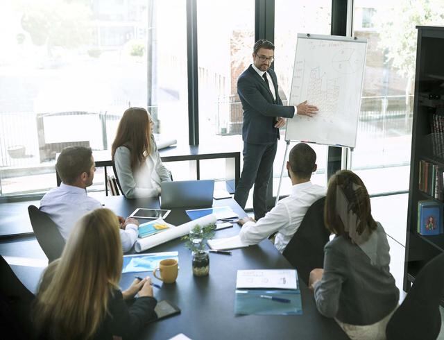 FOTO 2 | Internacionalizar: empresarios por el mundo. No se trata de ser un experto en todo, sino de tener las suficientes nociones sobre las distintas áreas de la empresa (marketing, dirección, recursos humanos, etc.), que le permitan identificar problemas y poder dialogar con profesionales, entenderles, razonar y tomar decisiones.  Además de en todas estas áreas, el gestor de una pyme debe tener también un conocimiento riguroso del mercado en el que trabaja. Lo cierto es que todavía son legión los emprendedores que se lanzan a crear su negocio sin conocer los parámetros más esenciales del mercado donde operarán y, por tanto, sin saber en qué mundo se mueven, cuáles son sus amenazas y cuáles sus mejores oportunidades. Medir los riesgos. Hay que poner los ojos sobre el desarrollo internacional, conociendo los riesgos a que está sujeto el mercado donde se mueve tu empresa y tomando las medidas oportunas.