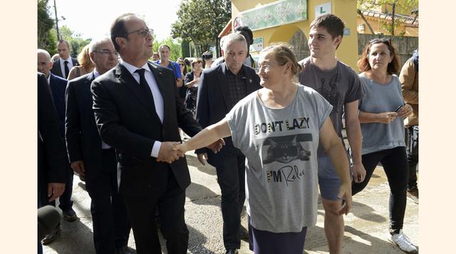 El presidente de Francia, Francois Hollande, visitó la zona el domingo para prometer ayuda a las víctimas. Precisó que han fallecido 16 personas y que todavía hay tres desaparecidas. (Foto: AP)