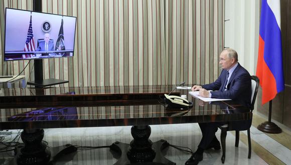 El presidente ruso Vladimir Putin asiste a una reunión con el presidente estadounidense Joe Biden a través de una videollamada en el balneario de Sochi en el Mar Negro el 7 de diciembre de 2021. (Foto de Mikhail Metzel / SPUTNIK / AFP)