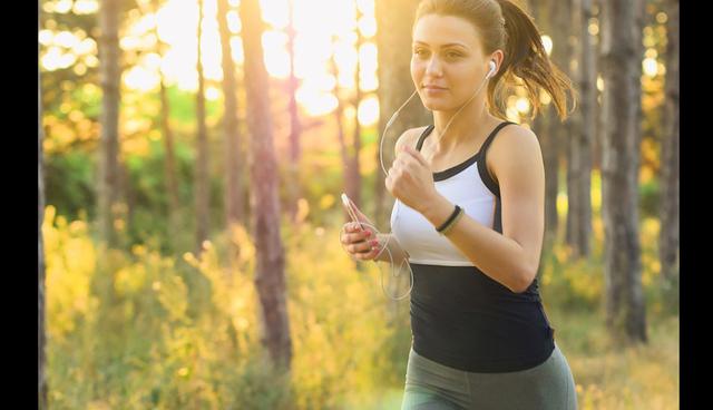 FOTO 3 | 3. Da un paseo creativo
Todos sabemos que la vida sedentaria es mala para tu salud, y resulta que el ejercicio es muy bueno para tu pensamiento creativo. El simple hecho de levantarte y salir a caminar mejorará el funcionamiento de tu cerebro y mejorará tu creatividad. Un estudio encontró que las caminatas benefician la lluvia de ideas creativas y mejoran el pensamiento no convencional o divergente.

También puedes convertir ese paseo en una oportunidad para practicar la observación consciente. Observa a las personas en un área concurrida. Toma una nota mental de las cosas que te llamen la atención y haz un boceto rápido cuando llegues a casa. O toma fotos en el camino y crea un collage semanal de las cosas que ves. Intenta dar un paseo pensando en los sonidos, enfocándote en lo que escuchas y en el lugar del que provienen estos sonidos.