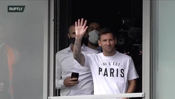 Lionel Messi saludó a los fanáticos del PSG a su llegada a París. (Foto: L'Equipe)