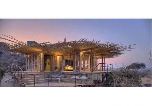FOTO 19 | Asilia Jabali Ridge, Tanzania
Camuflado en lo alto de un kopje (un promontorio rocoso), sus ocho habitaciones-mirador de diseño totalmente orgánico se funden con la roca y con el paisaje, como si de un animal se tratase. Y es que consiste en eso, en no dejar huella, en pasar desapercibidos para así estar más cerca de la naturaleza circundante. Además, propone safaris a pie y por la noche, algo no siempre posible en África. LO + HOT es que es el primer lodge de categoría en Ruaha, el parque nacional más grande del país, por lo que serás de los pocos humanos de los alrededores. Ah, aquí vive el 10 por ciento de los leones del mundo.