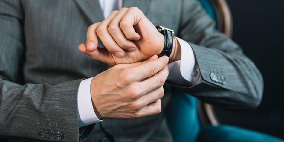 Si no sabe cómo detectar un reloj de lujo falso es fácil que le den gato por liebre. (Foto: Freepik)