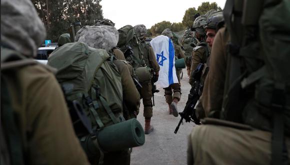 Soldados israelíes patrullan la zona de Be'eri, Israel.  Foto: EFE/EPA/ATEF SAFADI