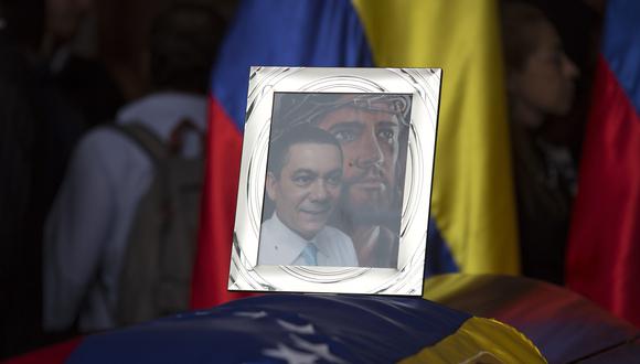 Foto del concejal opositor al chavismo Fernando Albán sobre su ataúd. Albán murió cuando se encontraba detenido por el régimen chavista y se cree que pudo haber sido asesinado. (Foto: AP)