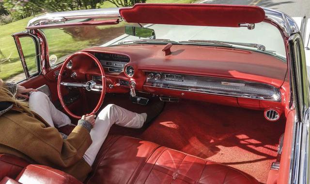 Era convertible (en teoría, se levantaba el techo apretando un botón después de pasar 10 minutos quitando la mitad de la parte superior del baúl para hacerle espacio) con un motor V8 de 345 caballos de fuerza que gruñía y ronroneaba como un cachorro de ti