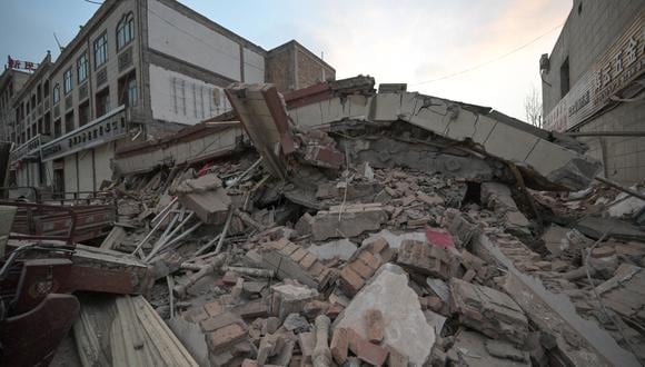 Una vista general muestra un edificio derrumbado después de un terremoto en Dahejia, condado de Jishishan, en la provincia de Gansu, al noroeste de China. (Foto: AFP)