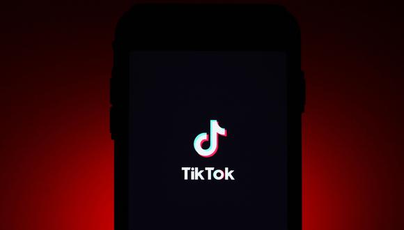 El logotipo de TikTok se muestra en un teléfono inteligente en esta fotografía arreglada en Londres, Reino Unido, el lunes 3 de agosto de 2020. Photographer: Hollie Adams/Bloomberg