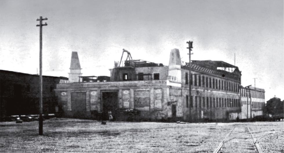 Foto histórica de 1896, publicada en "El Perú Ilustrado", donde se muestra la fachada como cervecería y fábrica de hielo de los socios Backus y Johnston.