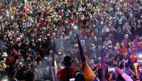 Leonidas Iza, líder de la organización indígena CONAIE, se dirige a los indígenas tras la firma de un acuerdo entre las organizaciones indígenas y el gobierno, en medio de protestas indígenas contra el gobierno del presidente de Ecuador, Guillermo Lasso, y el alto costo de vida, en Quito, Ecuador, el 30 de junio de 2022.