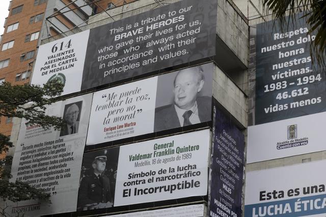 Las imágenes del excandidato a la presidencia Luis Carlos Galán -asesinado en 1989- del periodista Guillermo Cano (1986) y del general de la policía Valdemar Quintero (1989) sobresalen junto a mensajes como "It is not fiction, it is reality (No es ficción, es realidad)".