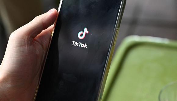 El logotipo de la plataforma de redes sociales TikTok se muestra en un teléfono móvil en Hanoi el 6 de octubre de 2023 (Foto: Nhac Nguyen / AFP)