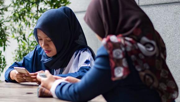 Dos mujeres usan sus smartphones en Yakarta, Indonesia.