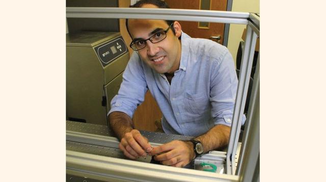4) David Leal nació en Inglaterra. Es ingeniero mecatrónico y a sus 34 años comparte su máquina que desimprime papel, proyecto de investigación que busca reducir las emisiones de cambio climático de la industria del papel. (Créditos: BBC)