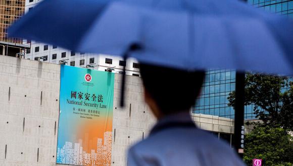 Un anuncio del gobierno de Hong Kong que promueve la ley de seguridad nacional aprobada por China. (Foto por ISAAC LAWRENCE / AFP).