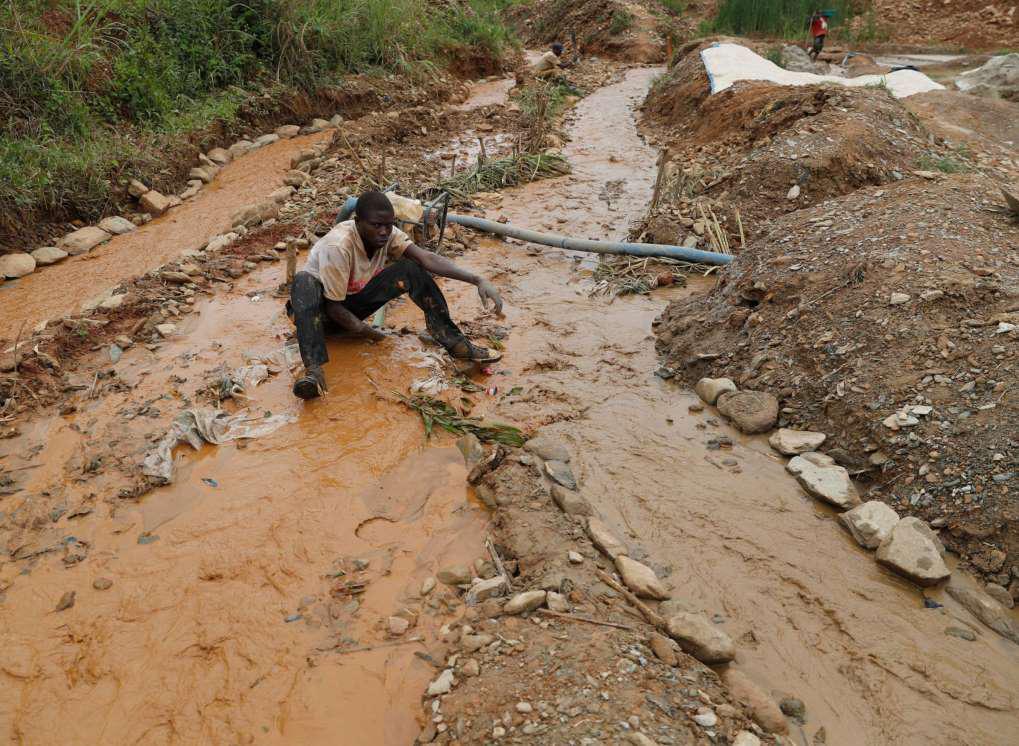 FOTO 1 | Un joven minero procesa el producto extraído en el suelo de la mina de Makala, cerca de la localidad de Mongbwalu en la provincia de Ituri, el 7 de abril de 2018.