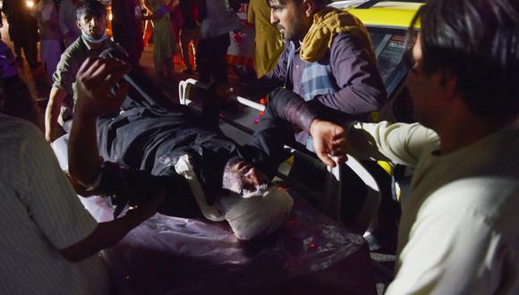 El personal médico y hospitalario lleva a un hombre herido en una camilla para recibir tratamiento después de explosiones en Kabul (Afganistán), el 26 de agosto de 2021. (Wakil KOHSAR / AFP).