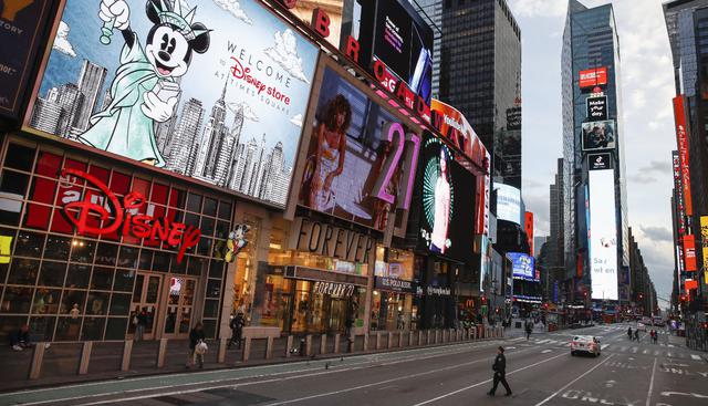 Un oficial de policía camina por un Times Square escasamente poblado debido a las preocupaciones del nuevo coronavirus, el viernes 20 de marzo de 2020. (AP).