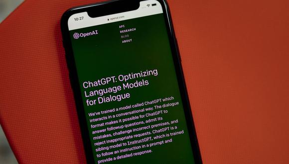 El sitio web de OpenAI ChatGPT acerca de la página en un teléfono inteligente organizado en el distrito de Brooklyn de Nueva York, EE. UU., el jueves 12 de enero de 2023. (Foto: Bloomberg)
