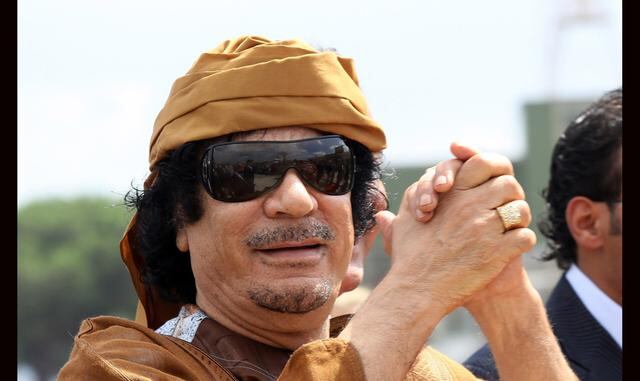 Muammar Gaddafi – US$ 200 mil millones. Después de su muerte en 2011, surgieron informes de que Muammar Gaddafi era la persona más rica del mundo con un patrimonio neto de $200 mil millones. En los meses que rodearon su muerte, se incautaron cerca de $70 mil millones en efectivo en cuentas bancarias extranjeras y bienes raíces. El dominio férreo de Muammar Gaddafi sobre los yacimientos petrolíferos de Libia constituía gran parte de su patrimonio neto.