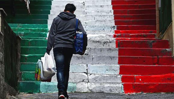 En Italia, sus numerosas pequeñas empresas tienden a tener una baja productividad y, por lo tanto, salarios bajos. La burocracia las disuade de crecer. Foto: AFP