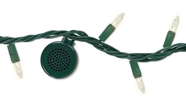 Bright Tunes: Adiós Villancicos. Ok, ¿esas luces navideñas que vienen con la musiquita pregrabada y sonando a lata? ¡Estás a tiempo de evitarlas! Bright Tunes sigue sonando a lata, de acuerdo, pero cada uno de sus rollos de 8 metros incluye cuatro altavoc