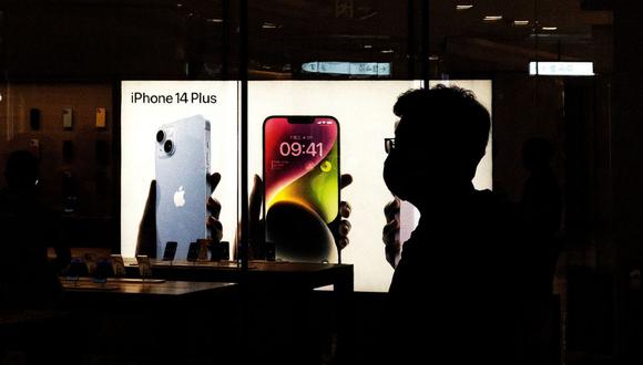 Clientes hacen fila en una Apple Store para recoger sus pedidos del nuevo iPhone 14 el 16 de septiembre de 2022 en Wuhan, Hubéi, China. (Foto de Getty Images)