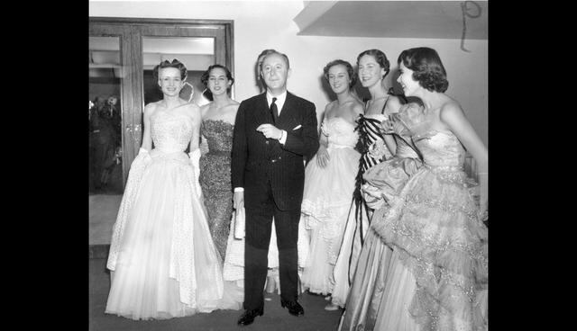 FOTO 3 | Encuentre una oportunidad a su alrededor. “Parecía que Europa, cansada de bombas, deseaba quemar fuegos artificiales”, aseguraba el modisto. Alimentó así ese “vago optimismo”. “Amor”, “Ternura” o “Felicidad” fueron los nombres de esos primeros vestidos, cuyo objetivo era devolver la felicidad a la mujer.