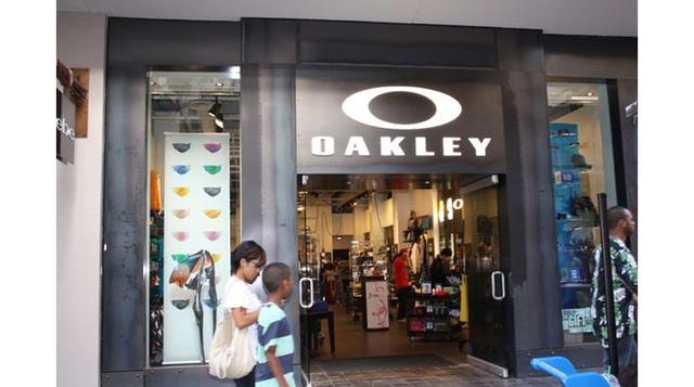 Luxottica ha estado en la mira de las autoridades antimonopolios estadounidenses y europeos, pero nunca le han podido demostrar una infracción. Y eso a pesar de la polémica absorción de Oakley en 2007. La marca era rival de Luxottica. En un momento determ