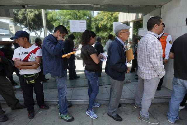 Las largas colas de postulantes se mantuvieron pese al retraso en la atención. (Fotos: Anthony Niño De Guzmán)