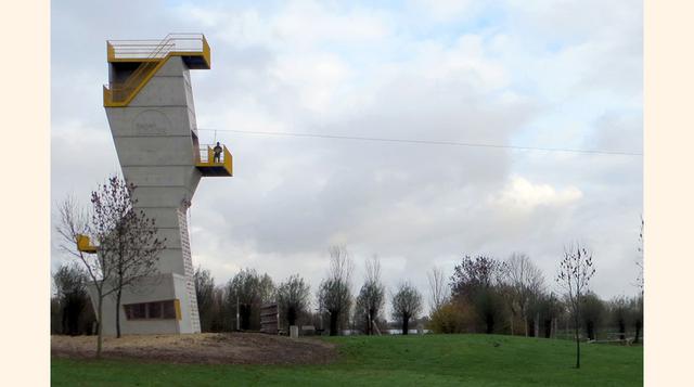 TORRE DE AVENTURAS DE LA PLAYA DE BELDERT, ZOELEN (HOLANDA). Una torre multiuso junto al lago de Beldert, en Zoelen. El mirador tiene 19 metros de altura. Fue terminado en 2013.