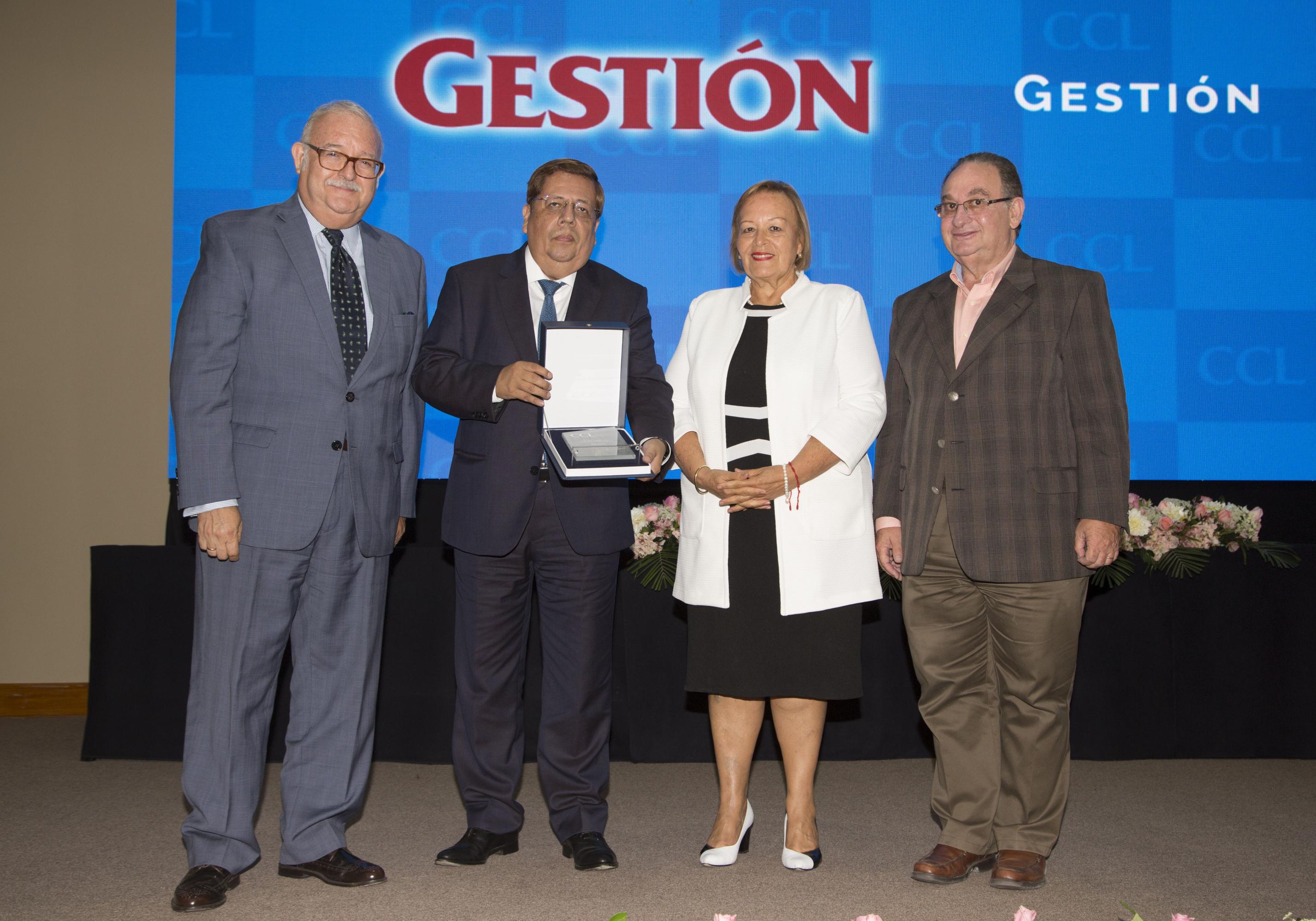 La presidenta de la CCL, Yolanda Torriani, entrega al director periodístico del Gestión, Julio Lira, el Premio Presidente a la Actividad Periodística.