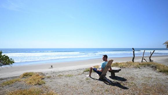 El bitcoiner estadounidense Corbin Keegan observa el mar en Playa Blanca, en el municipio de Conchagua. (Foto: AFP)