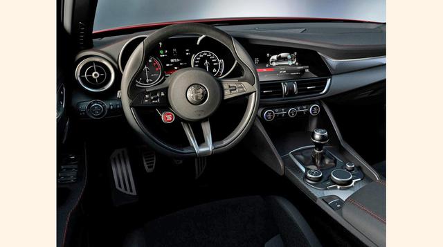 El habitáculo está claramente enfocado al conductor con un volante muy deportivo y asientos de fibra de carbono forrados en cuero. (Foto: Motorpasión)