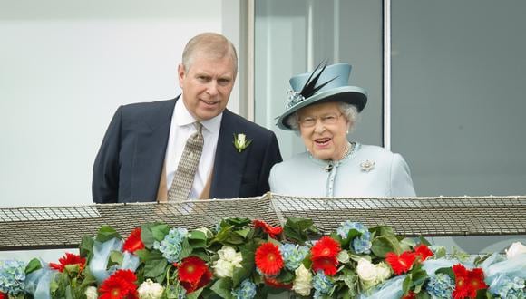 El príncipe Andrés, duque de York habla con la reina Isabel II en el stand de Queens durante el día del Derby en el Epsom Derby Festival, en Surrey. (Foto de LEON NEAL / AFP)