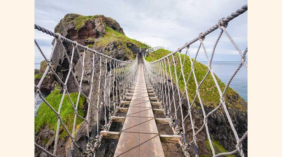 1. Carrick-a-Rede Rope en Irlanda:     Está a casi 30 metros de altura y a más de 200 mil visitantes cada año. Al parecer es bastante resistente y te lleva a una de las vistas más impresionantes que jamás hayas visto. (Foto: Getty)