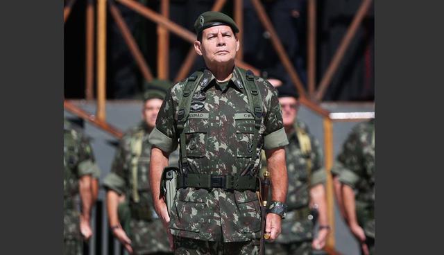 FOTO 7 | El 13 de setiembre, Hamilton Mourao propuso hacer una nueva Constitución pasando por encima del Congreso. "Hacemos un consejo de notables y después convocamos un plebiscito. Una Constitución no precisa ser hecha por los representantes electos por el pueblo". (Foto: Difusión)