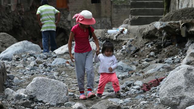 En Chosica, muchas casas quedaron destruidas. Aquí dos niños caminando entre los escombros del distrito limeño. (Foto: Reuters)Los continuos cortes del suministro de agua potable originaron la desesperación de los limeños, quienes generaron el desabasteci