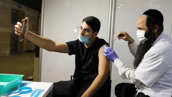 La vacunación está abierta desde hace semanas a todos los israelíes mayores de 16 años, la tasa de inoculación entre ancianos de más 70 años rebasa el 90%, más del 80% de habitantes que superan los 50 ya recibieron la primera dosis, y los inoculados en la franja de edad de entre 20 y 29 años son casi el 60%. (Texto: AFP / Foto: Reuters).